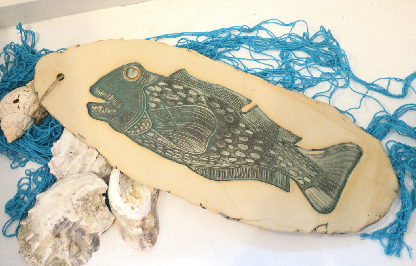 Stor fisk i keramik.