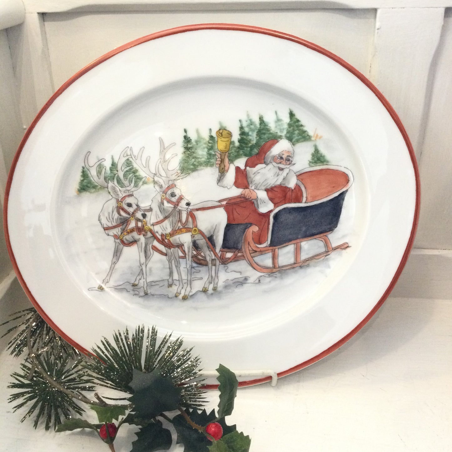 Porcelænsfad med julemanden med rensdyr.