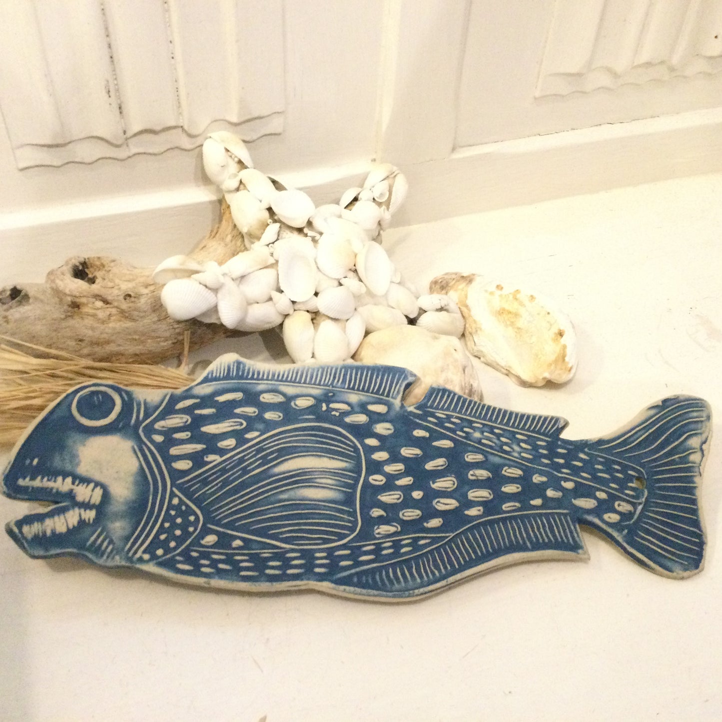Stor fisk i keramik til ophæng.