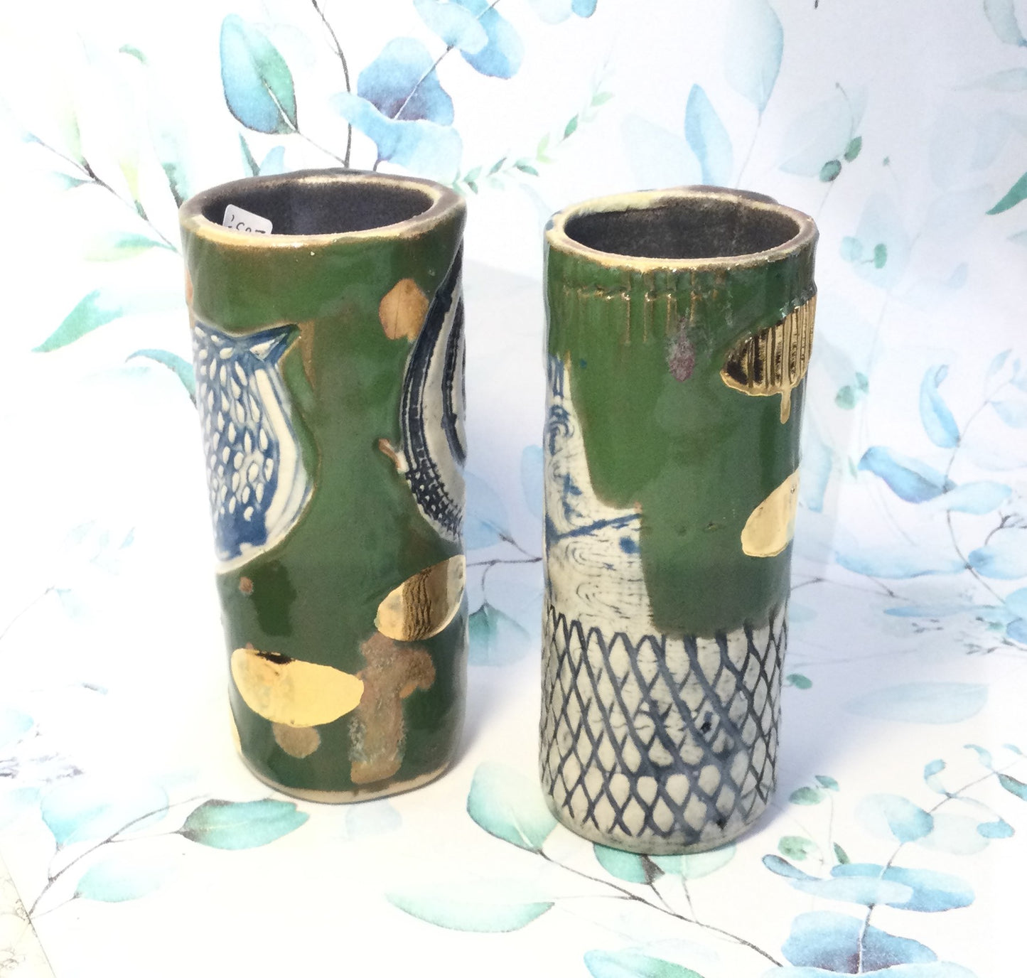 Mini vase cylinder med mørkegrøn og guld.