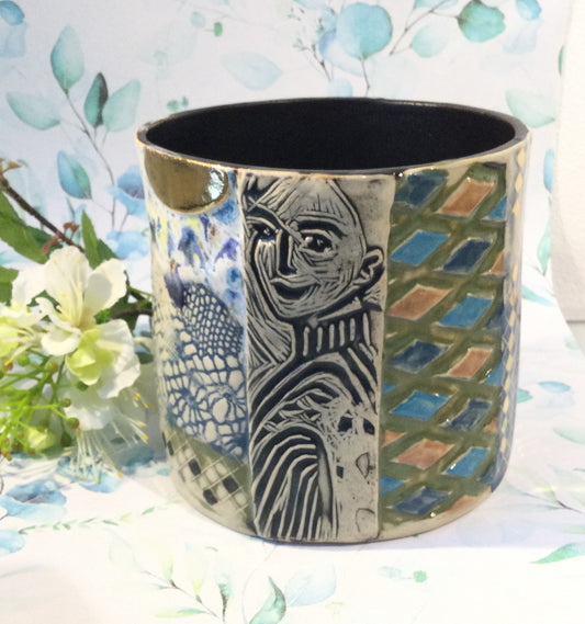 Stor harlekin keramik vase med relief tryk.