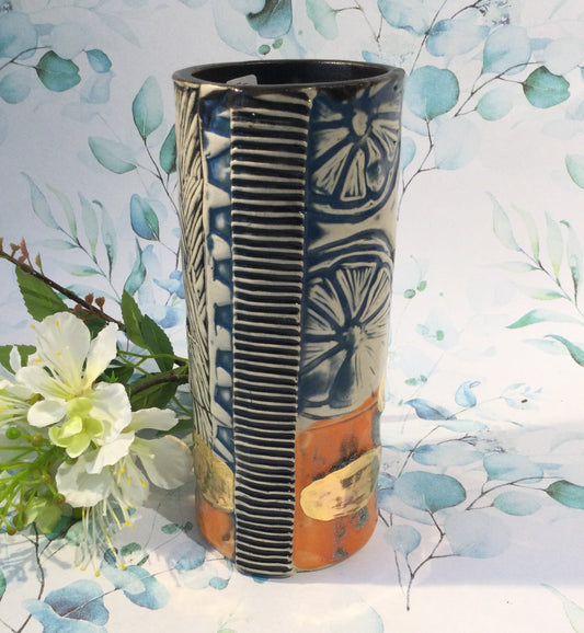 Cylinder keramik vase i orange og blå.