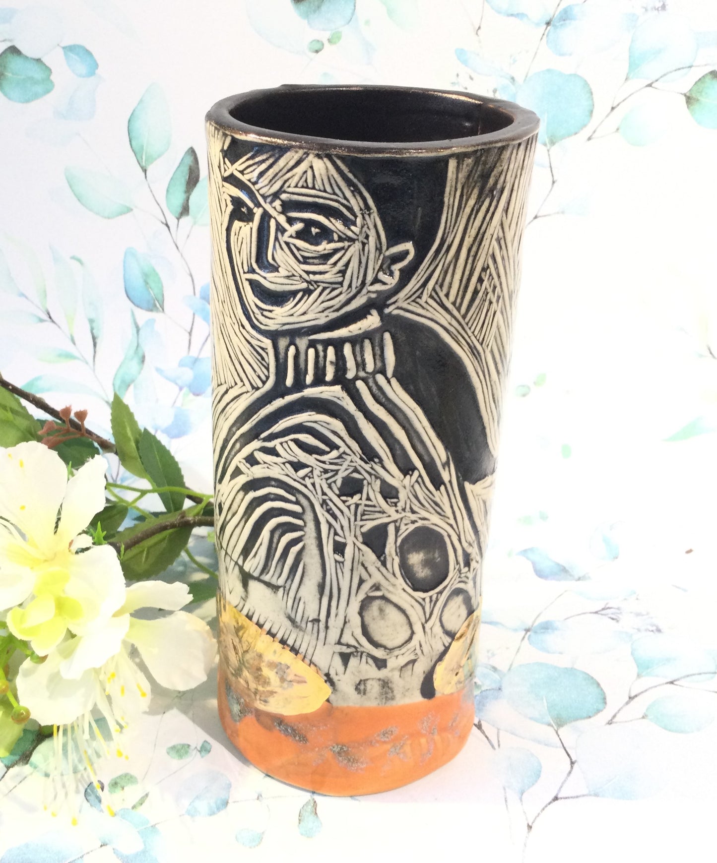 Cylinder keramik vase i orange og blå.