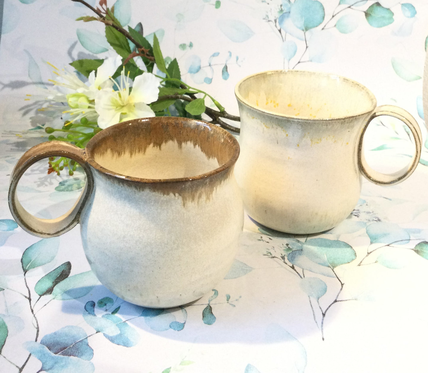 Buttede kaffe kop i hvid keramik.