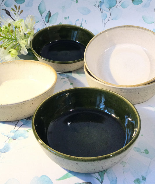 Hvid eller grøn dessertskål i keramik.