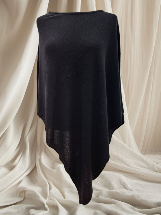 Poncho i sort cashmere.
