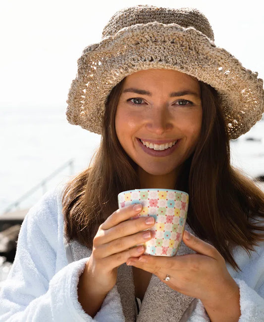Latte kop med blomster tern.