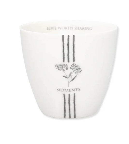 Latte kop i grå og hvid.