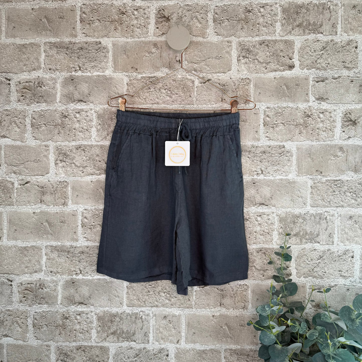 Hør shorts i antracitgrå.