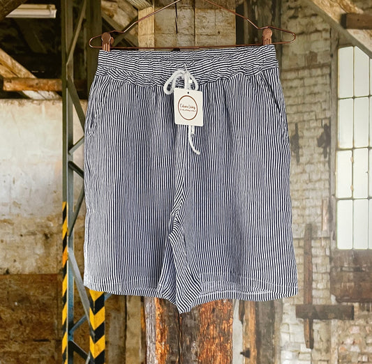 Stribet hør shorts.