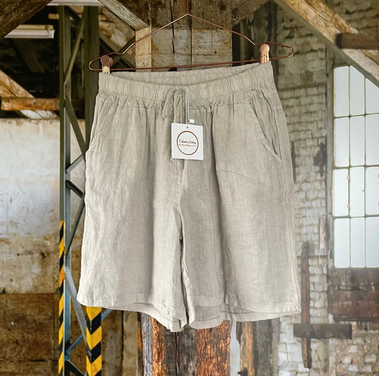 Hør shorts i lyssand farve.