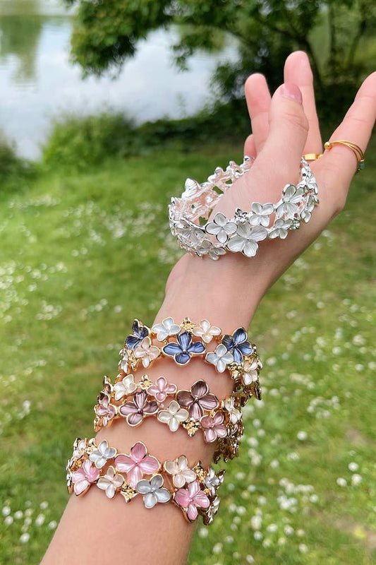 Farverigt blomsterarmbånd i brune nuancer med elastik.