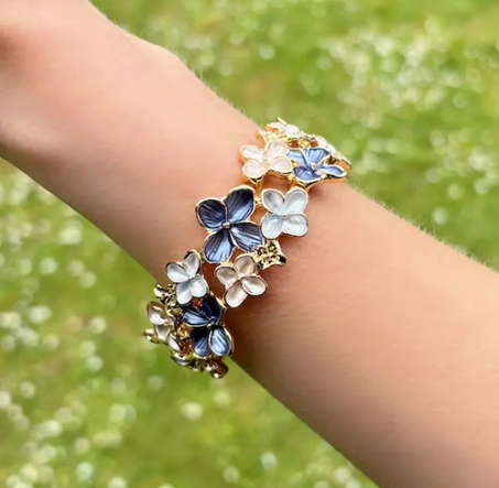Farverigt blomster armbånd i blå nuancer med elastik.