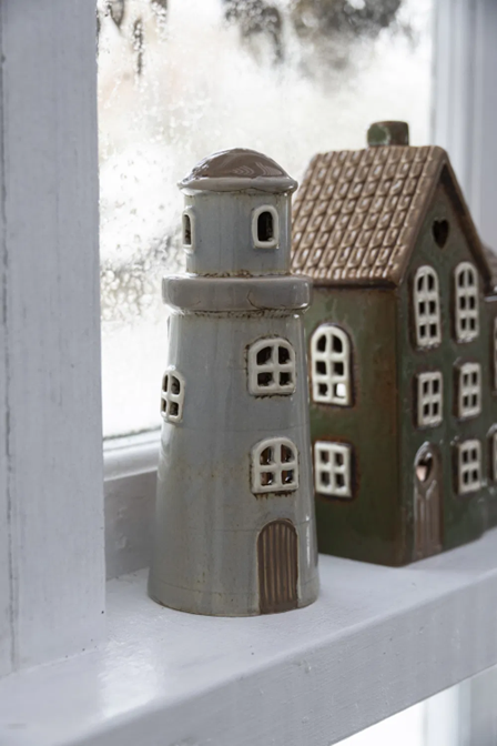 Beige og hvid fyrtårn keramik hus.