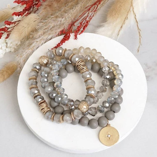 Perle armbånd med grå møntcharme med krystal.