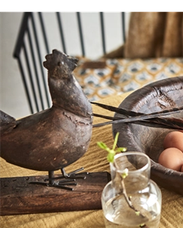 Rustik hønefigur på fod.