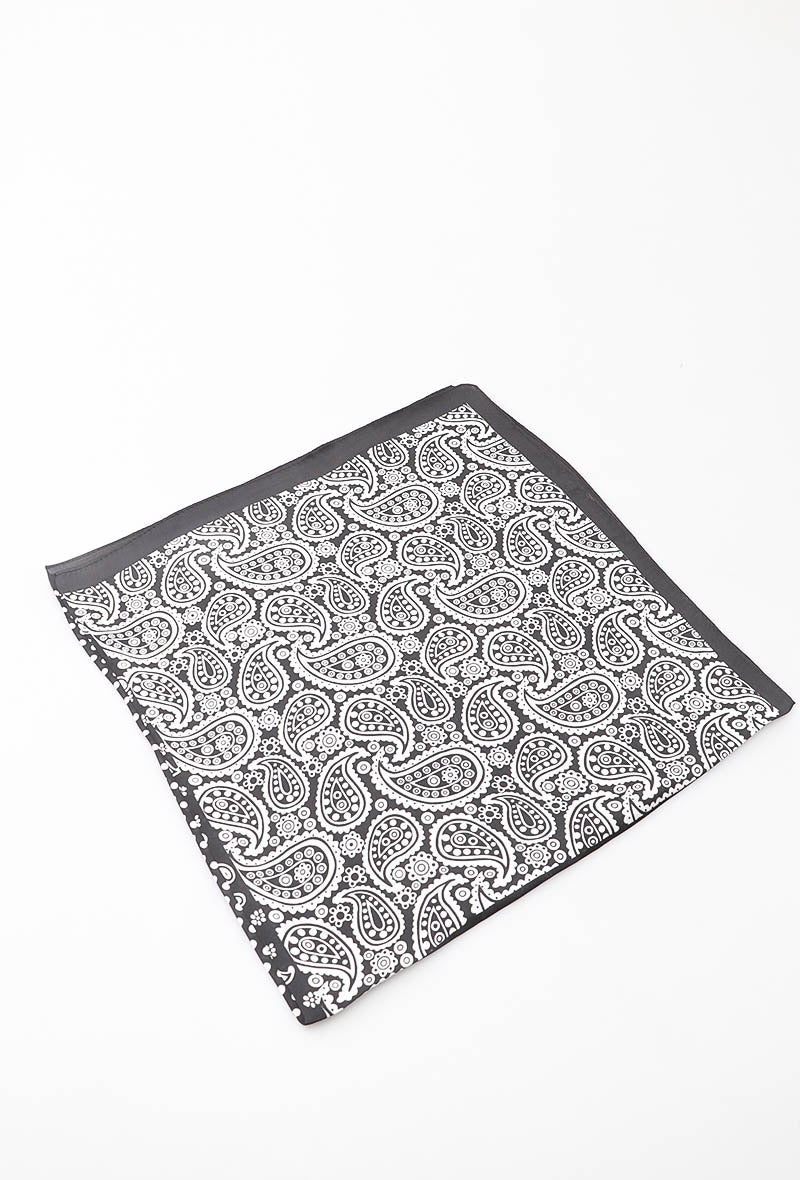 Satin tørklæde med sort og hvidt mønster.