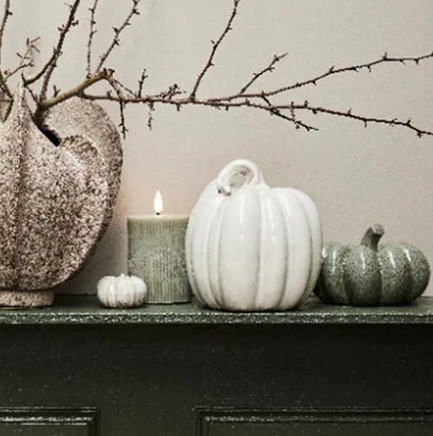 Keramik græskar råhvid – elegant efterårs- og halloween pynt.