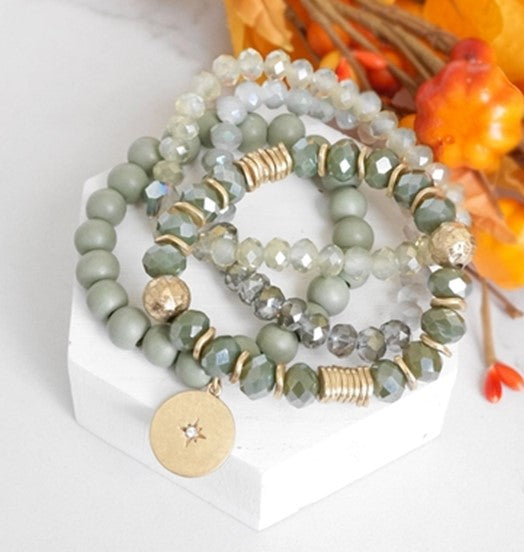 Perle armbånd med olivengrøn møntcharme med krystal.