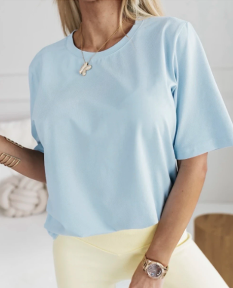 T-shirt Lyseblå med korteærmer.