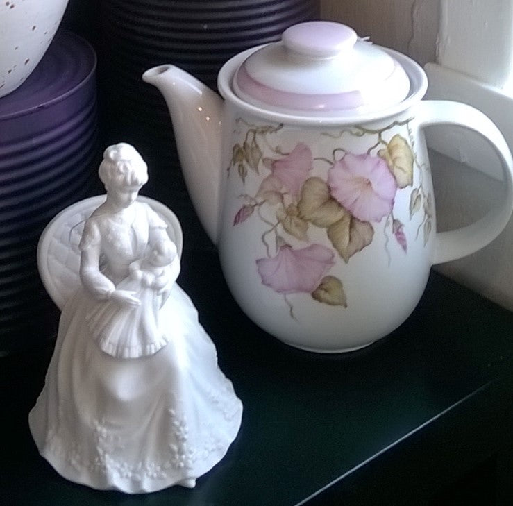 Hvid dame med barn figur i porcelæn