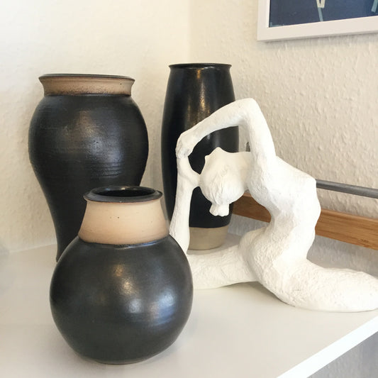 Rund sort vase