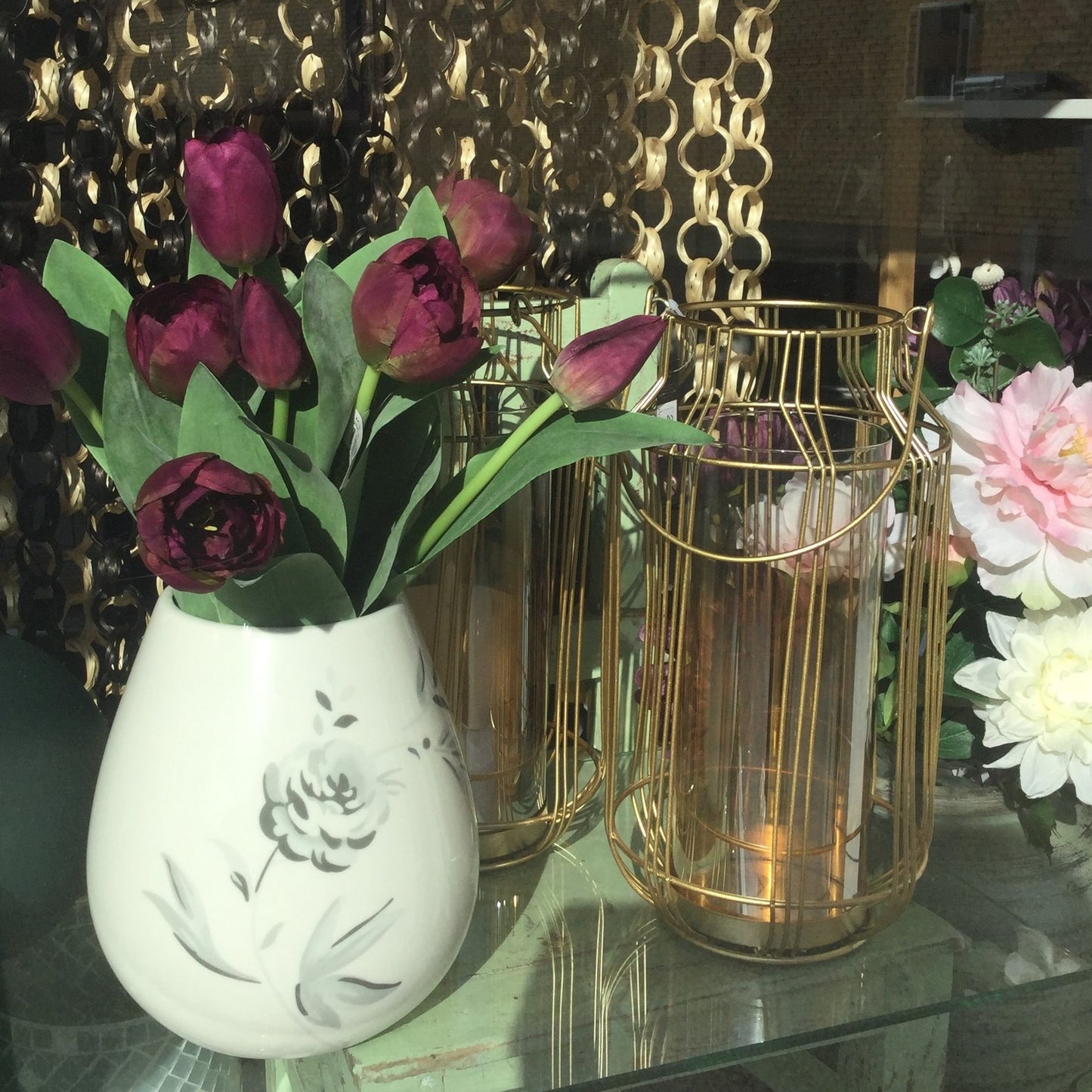 Porcelæns vase med grå blomster