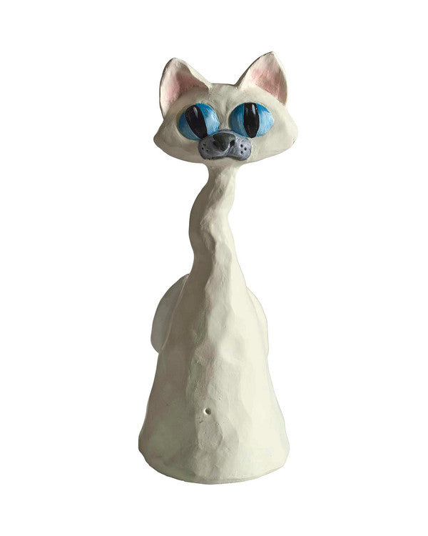 Stor katte figur i hvid med blå øjne.