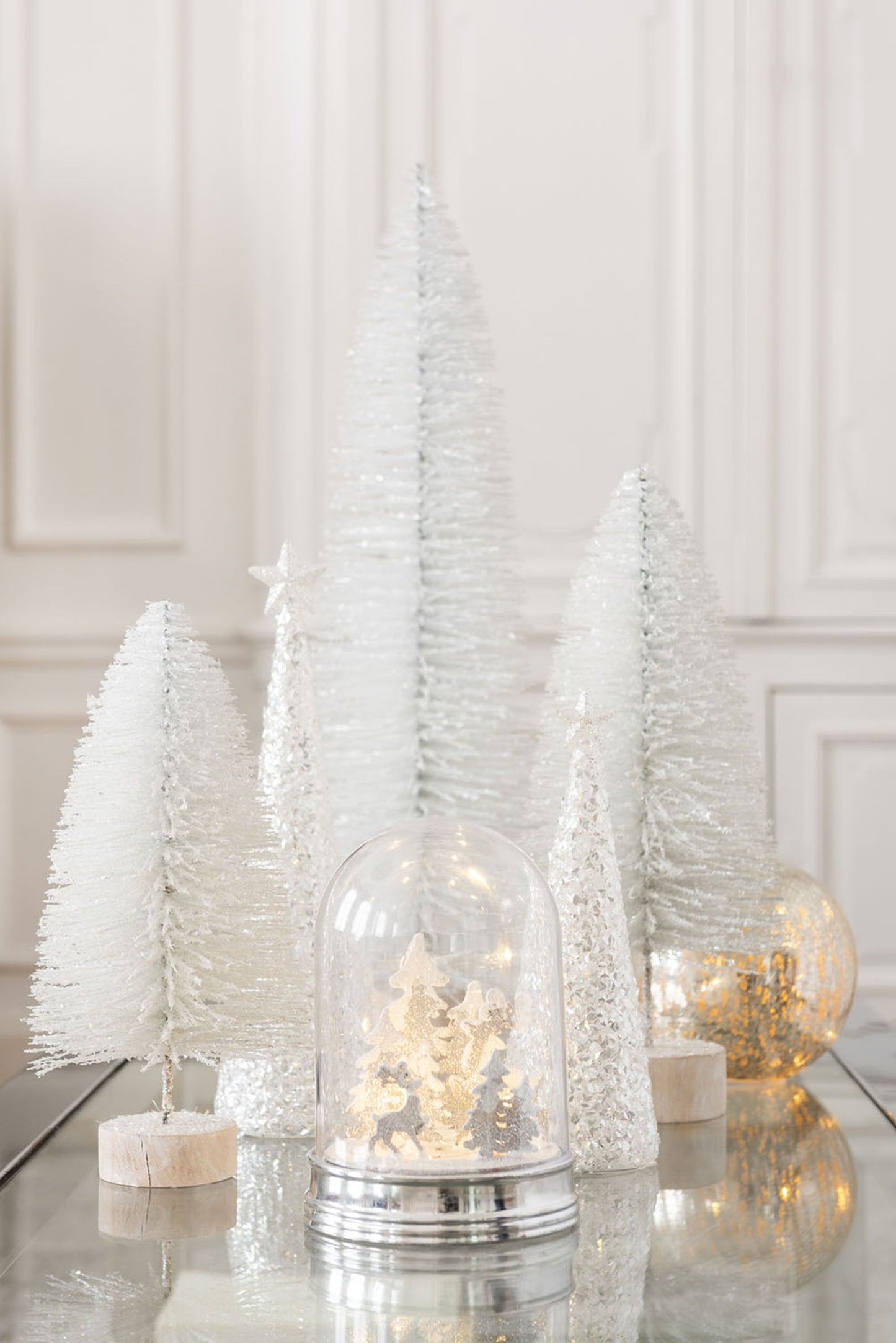 Juledekoration i sølv og hvid med LED lys