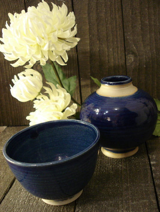 Blå vase eller skål i stentøj