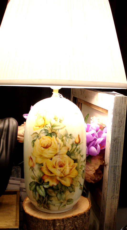 Stor håndmalet lampe med roser