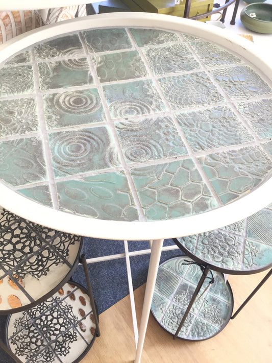 Rundt bakke bord med keramik fliser