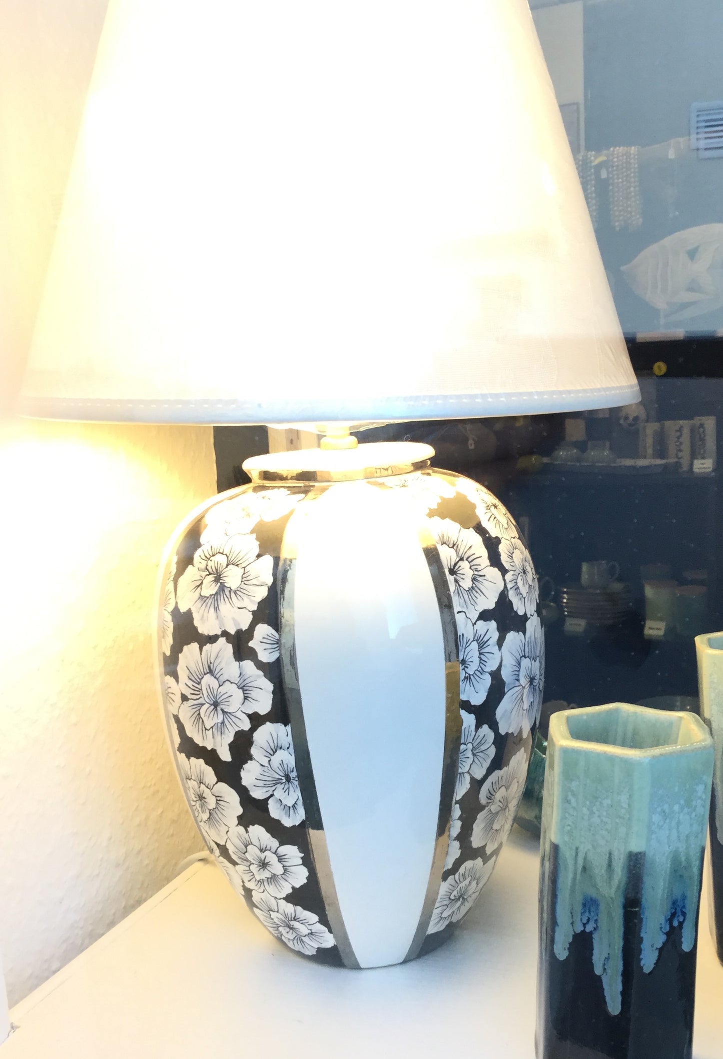 Porcelæns lampe i sort og sølv mønster