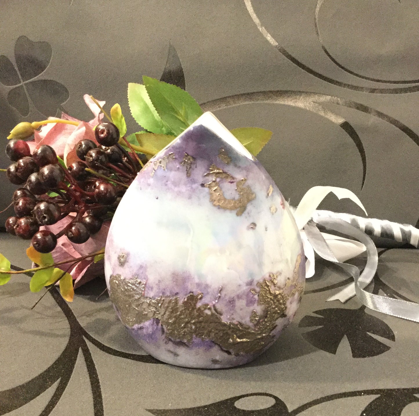 Abstrakt vase i lyseblå og lilla.